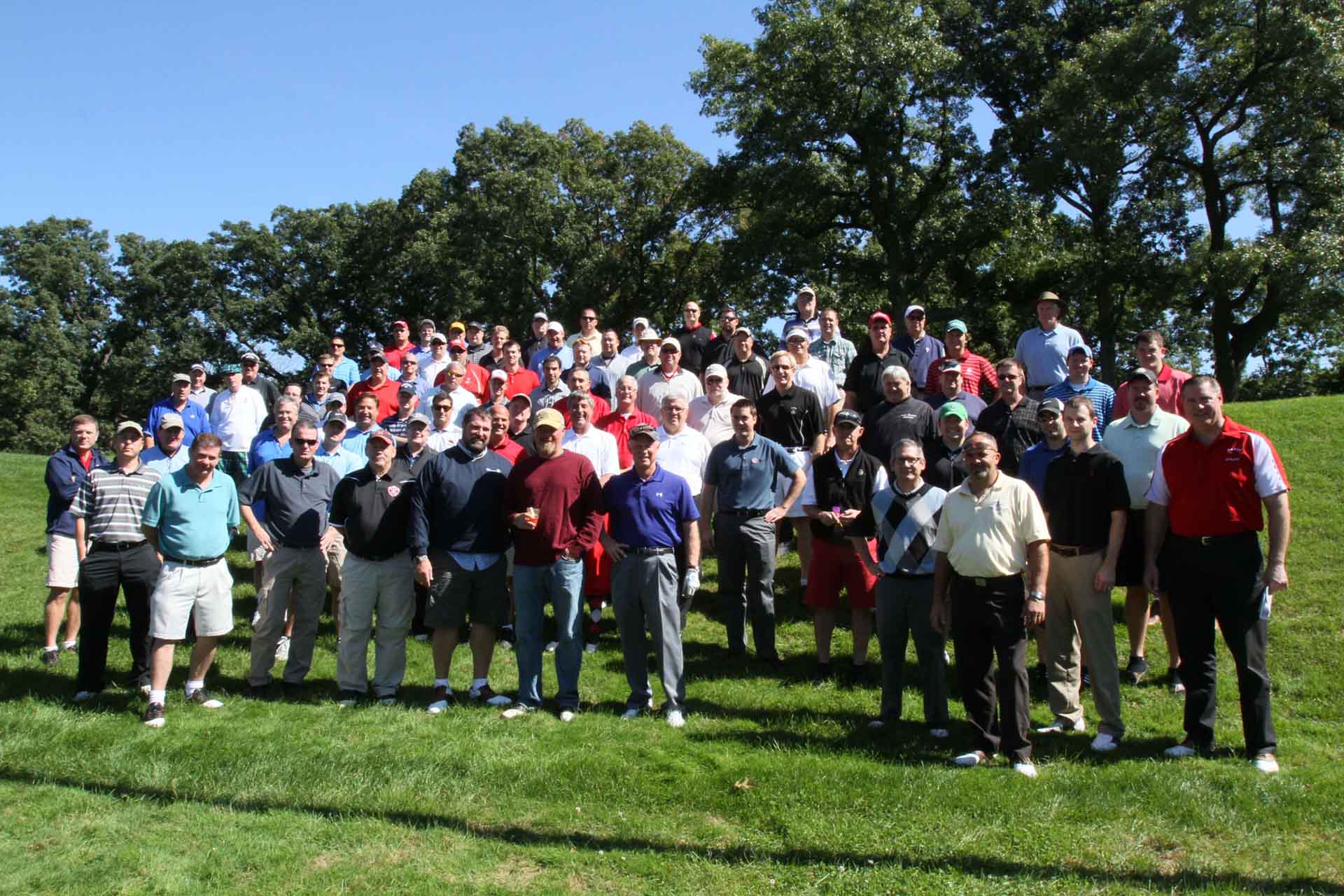 alumni-group-of-people-outside-at-golf-field